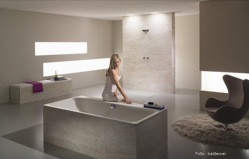 Die Design-Badewanne Asymmetric Duo ist auch iin matten Naturtönen erhältlich, die sich harmonisch mit neuen, natürlichen Wand- und Bodenmaterialien wie Stein oder Holz kombinieren lässt.